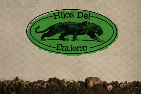 Logo of Hijos del Entierro with a black jaguar inside a green oval, placed above earthy soil texture.